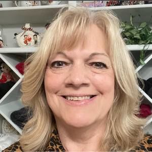 Meet your Posher, Laura lesica